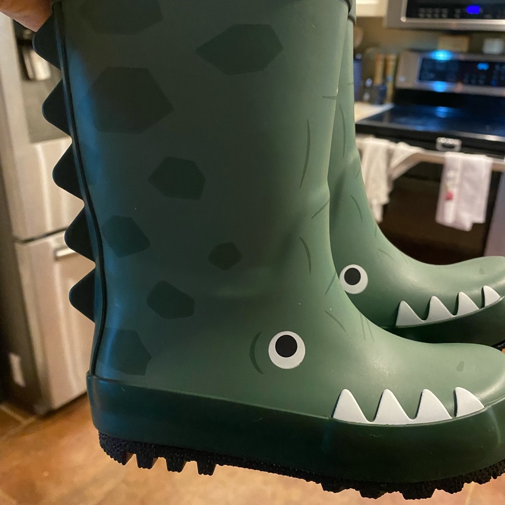 Toddler rain boots never used